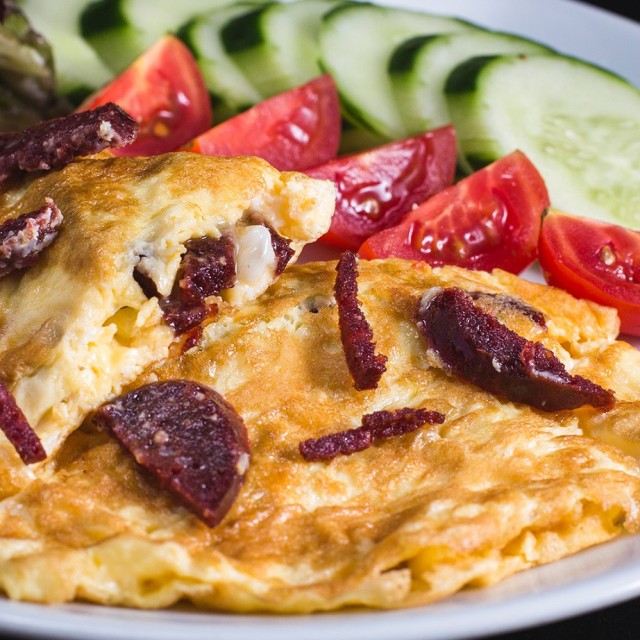 Sucuklu Kaşarlı Omlet